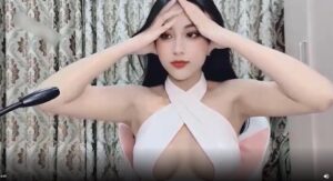 Hot girl Phương Boom live show tâm sự cùng fan